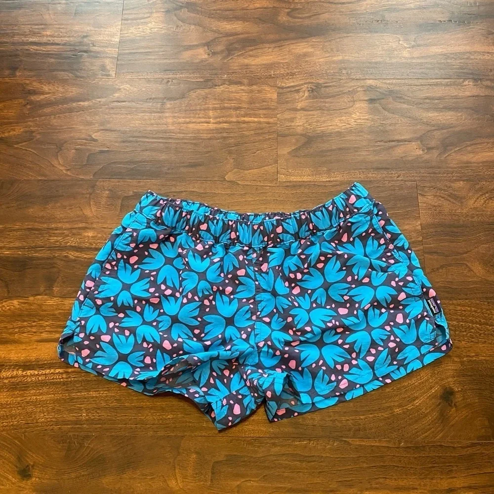 Patagonia Barely Baggies 2.5" Shorts
Pollen Confetti: Dolomite Blue
Size Small - Picture 3 of 6